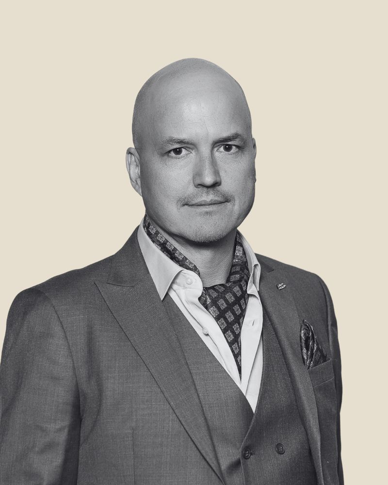 Portret Marka Brdarskog, osnivača Avanture, u odijelu s prslukom, crno-bijela fotografija.
